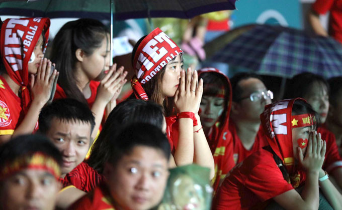  Fan nữ tại sân Hàng Đẫy, Hà Nội cầu nguyện khi khung thành Bùi Tiến Dũng liên tục bị uy hiếp.