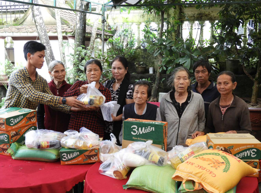Chùa Bửu Châu tặng tặng quà cho các hộ nghèo. Ảnh: Thanh Nhật Chùa Bửu Châu tặng tặng quà cho các hộ nghèo. Ảnh: Thanh Nhật