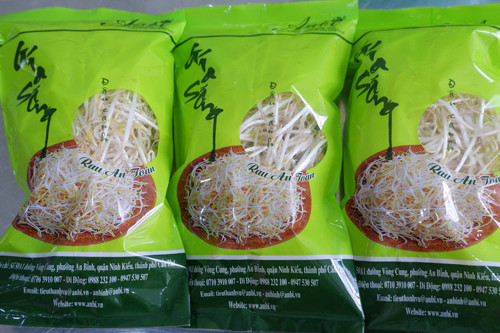 Anh đặt tên sản phẩm là giá sống theo cả nghĩa đen và nghĩa bóng. Ảnh: Bizmedia