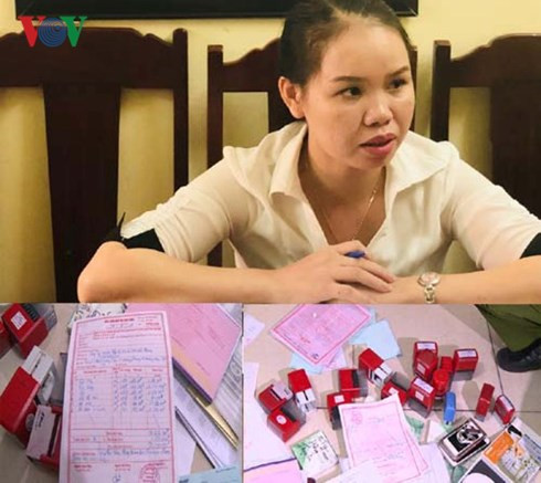 Huyền cùng các tang vật tại cơ quan điều tra (Ảnh: Công an Thanh Hóa)