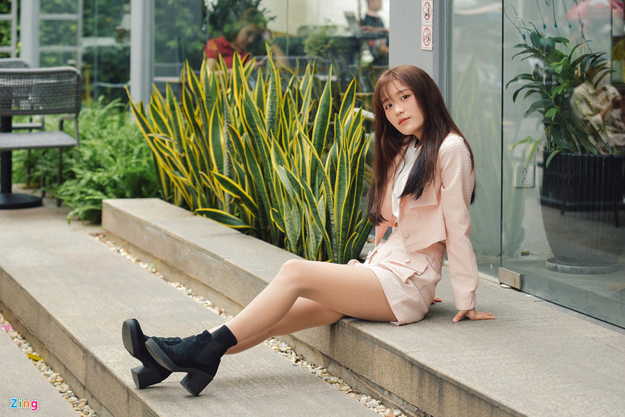 "Mọi người đừng đuổi em về Hàn Quốc", Han Sara trả lời khi được hỏi về ý đinh trở lại quê hương lập nghiệp.