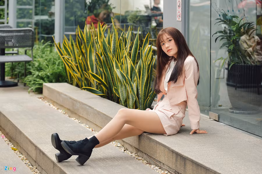 "Mọi người đừng đuổi em về Hàn Quốc", Han Sara trả lời khi được hỏi về ý đinh trở lại quê hương lập nghiệp.