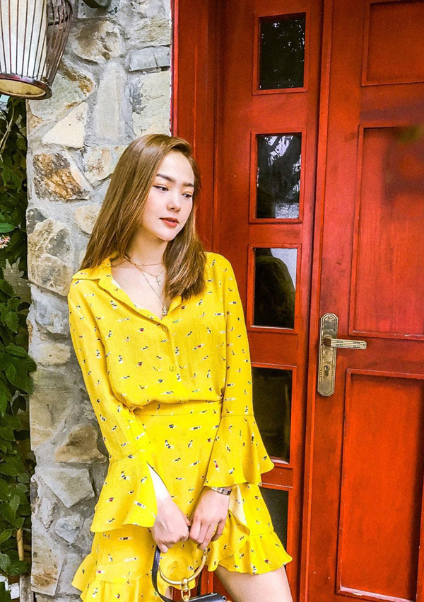 Minh Hằng đón mùa thu bằng váy sơ mi có sắc vàng và hoạ tiết tiệp màu chân váy vạt xéo. Minh Hằng đón mùa thu bằng váy sơ mi có sắc vàng và hoạ tiết tiệp màu chân váy vạt xéo.