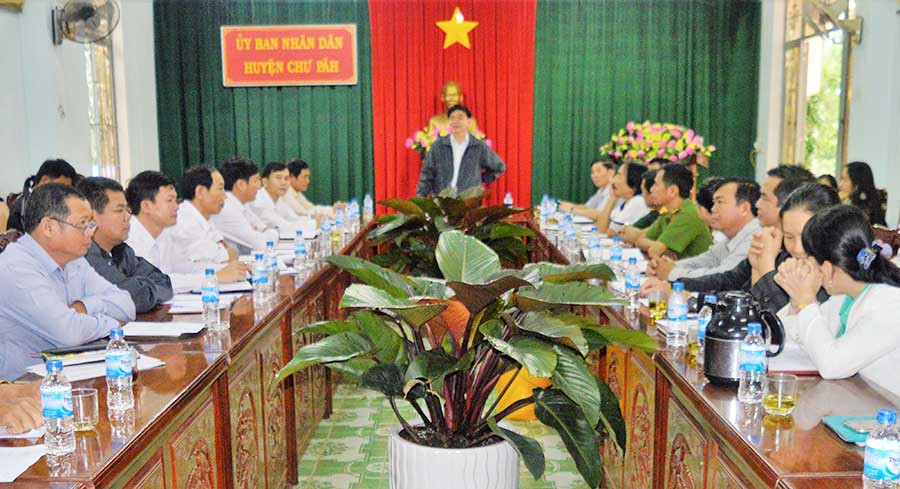  Họp bàn kế hoạch tổ chức lễ hội hoa dã quỳ-Chư Đăng Ya năm 2018. Ảnh: Đinh Yến