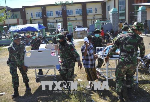 Binh sĩ Indonesia chuyển nạn nhân bị thương sau trận động đất tới lều cấp cứu tạm thời ở Lombok ngày 7-8. Ảnh: THX/TTXVN Binh sĩ Indonesia chuyển nạn nhân bị thương sau trận động đất tới lều cấp cứu tạm thời ở Lombok ngày 7/8. Ảnh: THX/TTXVN