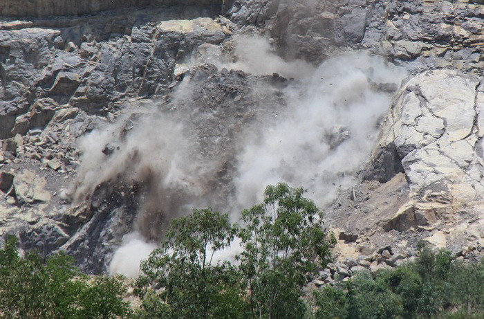 Mìn nổ đá bung loạn xạ trên không trung