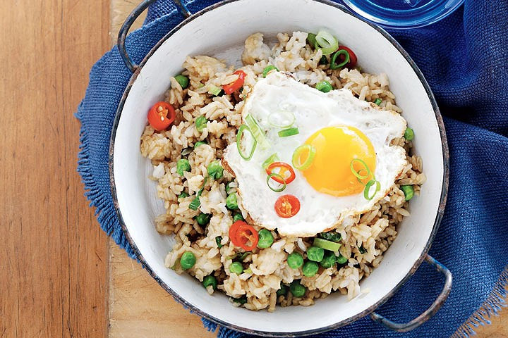 Nasi Goreng: Cơm chiên thực sự là một trong những món ăn đường phố của Indonesia có sẵn ở tất cả các địa điểm. Món ăn này được kết hợp với rau, thịt gà, thịt bò và các loại gia vị khác như nước tương ngọt, dưa leo muối và cà chua để tạo ra món ăn ngon tuyệt. Ảnh :Taste