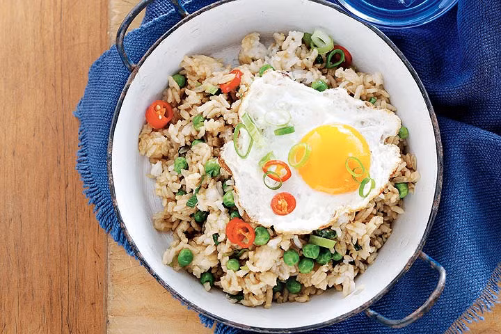  Nasi Goreng: Cơm chiên thực sự là một trong những món ăn đường phố của Indonesia có sẵn ở tất cả các địa điểm. Món ăn này được kết hợp với rau, thịt gà, thịt bò và các loại gia vị khác như nước tương ngọt, dưa leo muối và cà chua để tạo ra món ăn ngon tuyệt. Ảnh :Taste