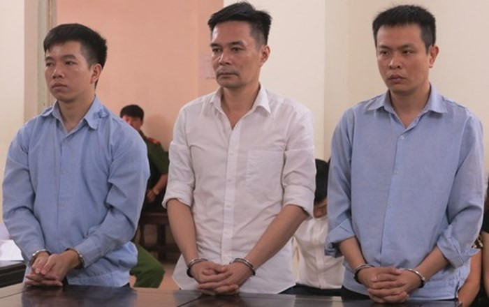 Phạm Minh Hoàng (ngoài cùng, bên phải) cùng các bị cáo liên quan tại phiên tòa.