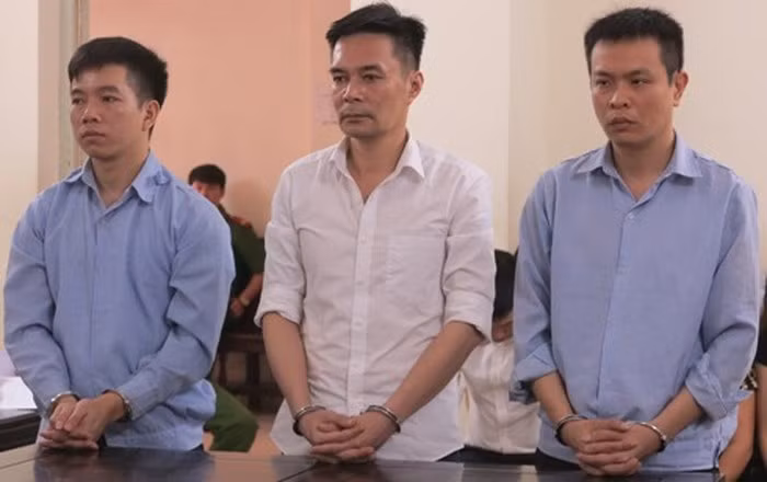 Phạm Minh Hoàng (ngoài cùng, bên phải) cùng các bị cáo liên quan tại phiên tòa. Phạm Minh Hoàng (ngoài cùng, bên phải) cùng các bị cáo liên quan tại phiên tòa.