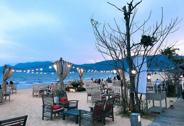 Surf bar lý tưởng ngồi từ chiều đến tối.