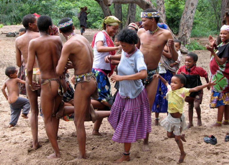  Khu trại di động-Nhoma Camp chính là nơi du khách có thể sống và giao lưu cùng với những người dân của bộ lạc
