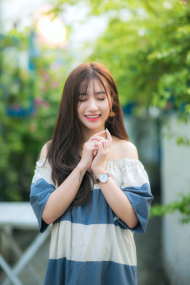 Cô gái đến từ Nam Định mong muốn níu giữ những khoảnh khắc tươi đẹp nhất của tuổi trẻ, bởi cô luôn muốn thanh xuân của mình sẽ có những kỷ niệm, thời khắc đẹp đẽ. Cô gái đến từ Nam Định mong muốn níu giữ những khoảnh khắc tươi đẹp nhất của tuổi trẻ, bởi cô luôn muốn thanh xuân của mình sẽ có những kỷ niệm, thời khắc đẹp đẽ.