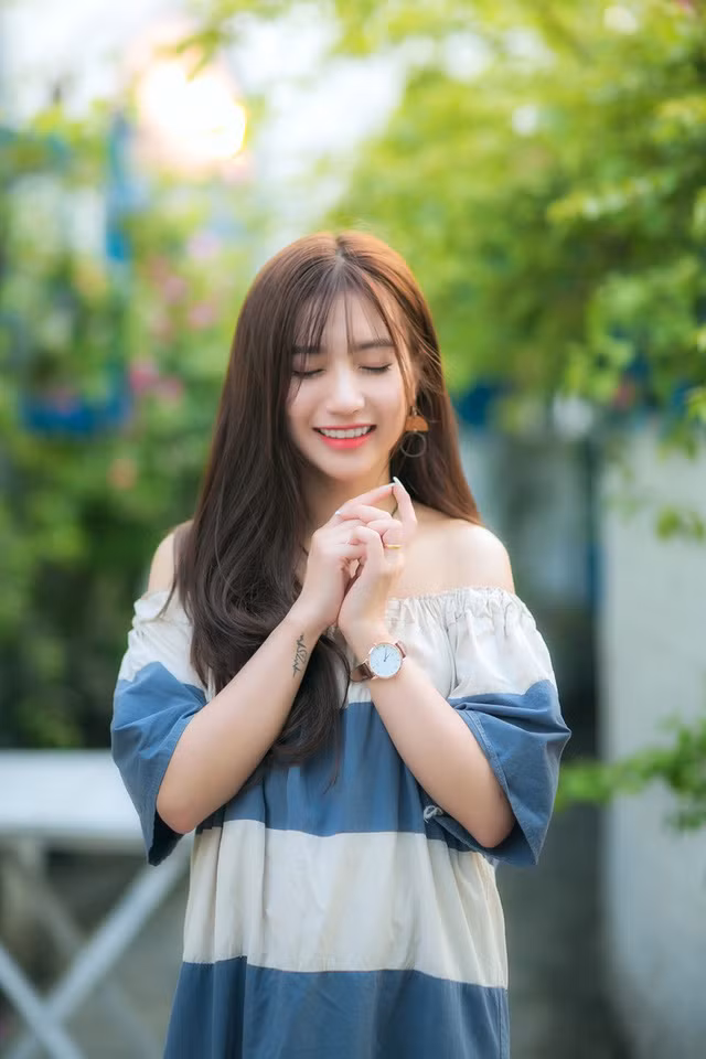 Cô gái đến từ Nam Định mong muốn níu giữ những khoảnh khắc tươi đẹp nhất của tuổi trẻ, bởi cô luôn muốn thanh xuân của mình sẽ có những kỷ niệm, thời khắc đẹp đẽ.
