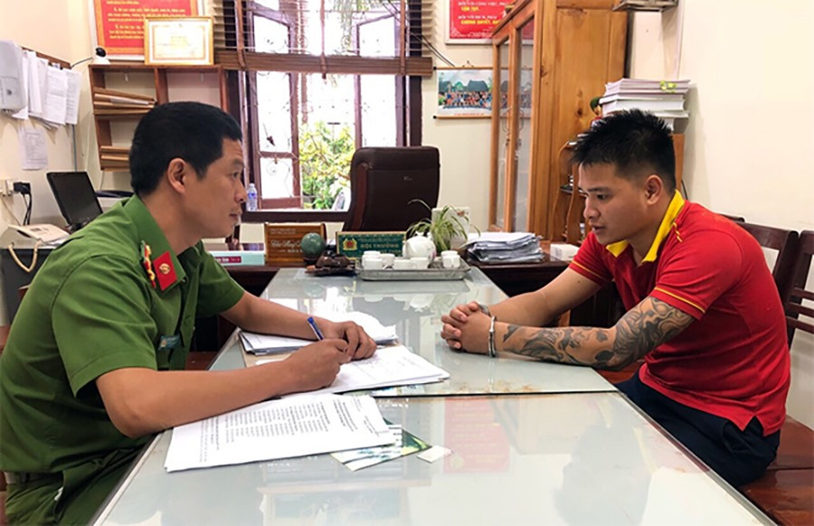 Trung tá Vũ Quang Hưng lấy lời khai của đối tượng. Ảnh: Mai Hương.