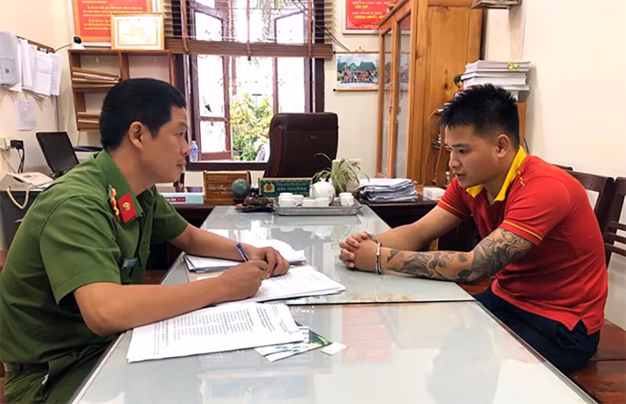 Trung tá Vũ Quang Hưng lấy lời khai của đối tượng. Ảnh: Mai Hương. Trung tá Vũ Quang Hưng lấy lời khai của đối tượng. Ảnh: Mai Hương.