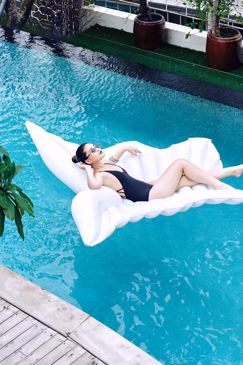  Mới đây cô đã đạt được số đo ba vòng mới 87-57-97 cm sau những ngày miệt mài luyện tập cùng huấn luyện viên Anjo Santos