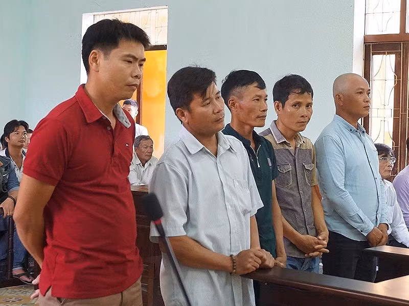 Năm người được TAND tỉnh Kon Tum tuyên vô tội vào ngày 1-6 vừa qua. Ảnh: NGÂN NGA Năm người được TAND tỉnh Kon Tum tuyên vô tội vào ngày 1-6 vừa qua. Ảnh: NGÂN NGA