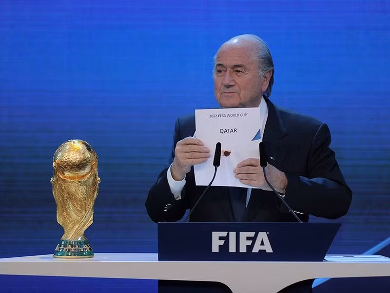 Blatter công bố quyền đăng cai World Cup 2022 cho Qatar. Ảnh: GETTY IMAGES