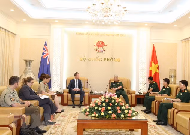 Thượng tướng Nguyễn Chí Vịnh (bên phải) tiếp Cục trưởng Cục Chính sách Quốc tế, Bộ Quốc phòng Australia Stephen Moore. (Ảnh: Hồng Pha/TTXVN)