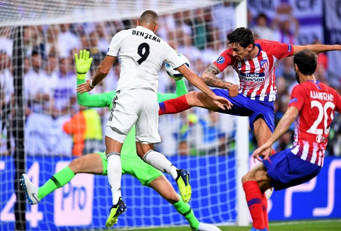 Benzema gỡ hòa cho Real.