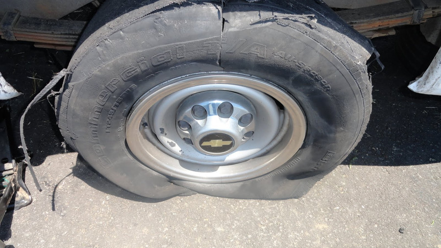 Lốp xe quá cũ không thay là một trong những nguyên nhân dẫn đến tình trạng nổ lốp.