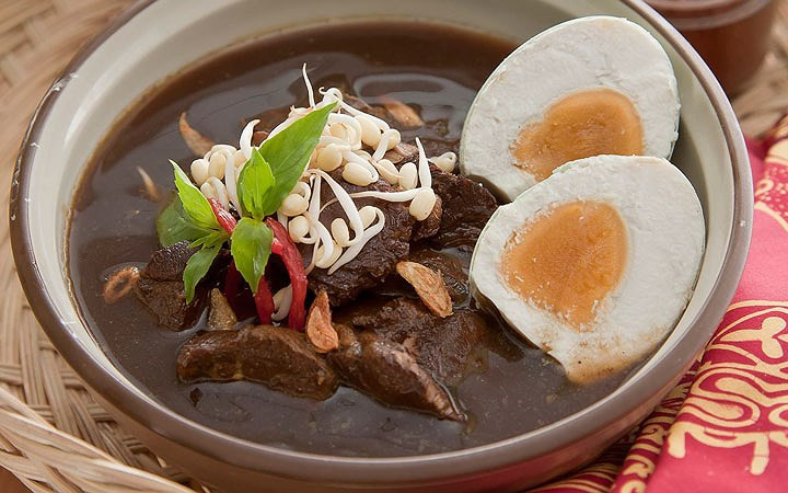 Nasi rawon: Món ăn đặc biệt này được làm từ gạo nấu cùng với nước súp thịt bò đen. Màu đen của nước súp xuất phát từ loại hạt đen keluak. Ảnh Youtube