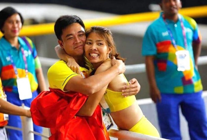  Thu Thảo chia vui với HLV Nguyễn Mạnh Hiếu. ẢNH: ANH HUỲNH