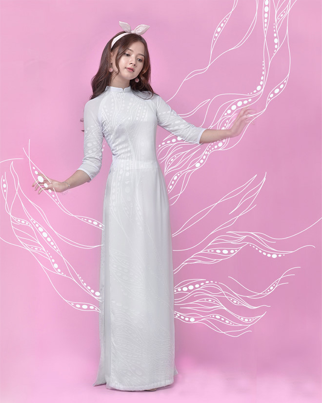 Hình ảnh làng chài Việt Nam yên ả, thanh bình được minh họa qua các hoa văn mềm mại, gợi liên tưởng đến vùng đất đầy nắng gió với những con sóng bạc đầu và nhịp sống bình yên của người con miền biển.