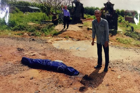 Sang thực nghiệm hiện trường vụ giết vợ rồi đốt xác phi tang. (Ảnh: CACC) Sang thực nghiệm hiện trường vụ giết vợ rồi đốt xác phi tang. (Ảnh: CACC)