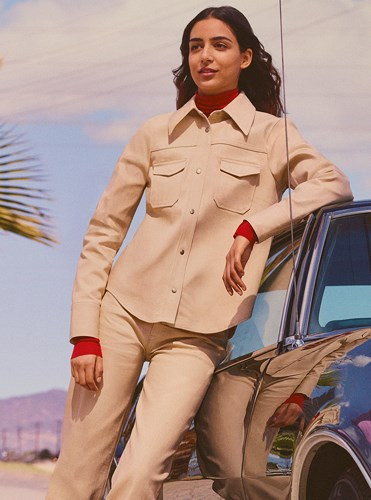 BST H&M Studio Thu – Đông 2018 với những thiết kế trang phục và phụ kiện dành cho nữ giới có tên gọi “Neo Noir Chic, được lấy cảm hứng sáng tạo từ bộ phim truyền hình nhiều tập Twin Peaks vào thập niên 90. BST H&M Studio Thu – Đông 2018 với những thiết kế trang phục và phụ kiện dành cho nữ giới có tên gọi “Neo Noir Chic, được lấy cảm hứng sáng tạo từ bộ phim truyền hình nhiều tập Twin Peaks vào thập niên 90.