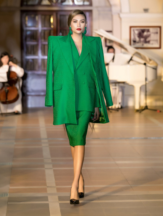 Chiều cao vượt trội, gương mặt mang vẻ đẹp phương Tây khiến Võ Hoàng Yến trở nên ấn tượng hơn với kiểu áo vest vai ngang. Đây là xu hướng được nhiều thương hiệu Off-white, Vetements, Jacquemus lăng xê ở mùa thời trang năm nay. Nhà mốt Việt cũng nhanh chóng cập nhật trào lưu thịnh hành với cách khai thác đầy sáng tạo. Chiều cao vượt trội, gương mặt mang vẻ đẹp phương Tây khiến Võ Hoàng Yến trở nên ấn tượng hơn với kiểu áo vest vai ngang. Đây là xu hướng được nhiều thương hiệu Off-white, Vetements, Jacquemus lăng xê ở mùa thời trang năm nay. Nhà mốt Việt cũng nhanh chóng cập nhật trào lưu thịnh hành với cách khai thác đầy sáng tạo.