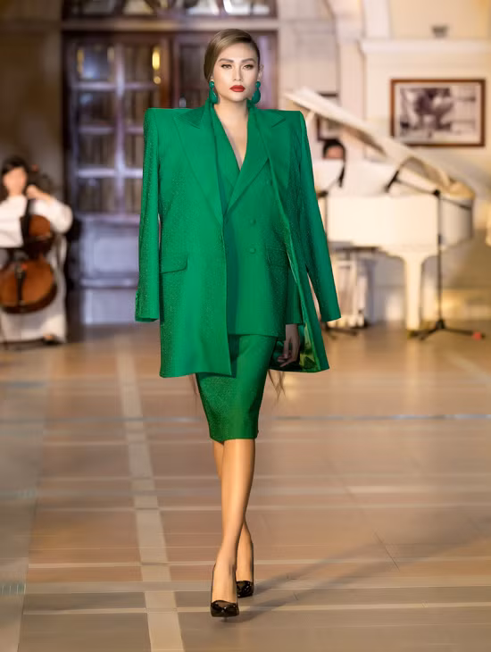 Chiều cao vượt trội, gương mặt mang vẻ đẹp phương Tây khiến Võ Hoàng Yến trở nên ấn tượng hơn với kiểu áo vest vai ngang. Đây là xu hướng được nhiều thương hiệu Off-white, Vetements, Jacquemus lăng xê ở mùa thời trang năm nay. Nhà mốt Việt cũng nhanh chóng cập nhật trào lưu thịnh hành với cách khai thác đầy sáng tạo.