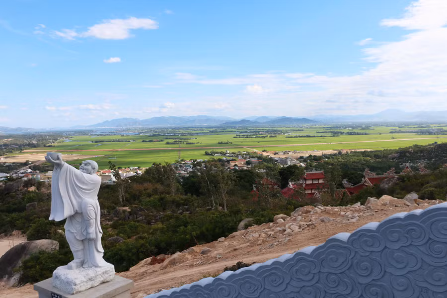 Chùa Linh Phong (Chùa Ông Núi) từ trên cao nhìn xuống. Ảnh: Q.T