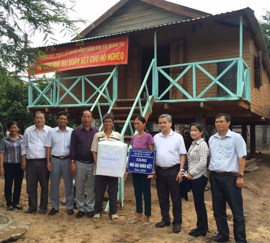 Trao nhà Đại đoàn kết cho hộ nghèo. Ảnh: Nguyễn Sang.