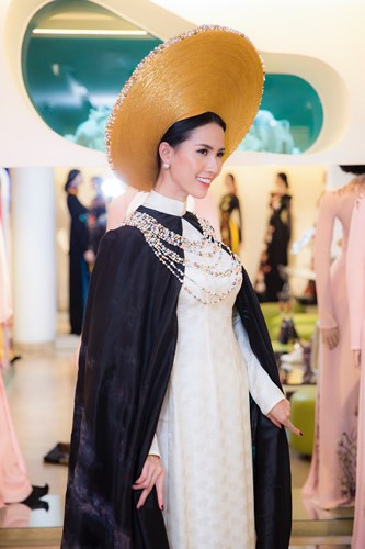 Để tô điểm cho trang phục thêm lộng lẫy là chiếc mấn được bọc chỉ tơ kim tuyến vàng và đính kết hạt trai cùng màu với bộ dây ngọc trai.