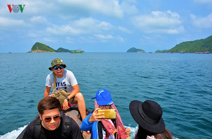 Khách du lịch có thể đi vòng quanh đảo Nam Du bằng hai phương tiện tàu hoặc xe máy.