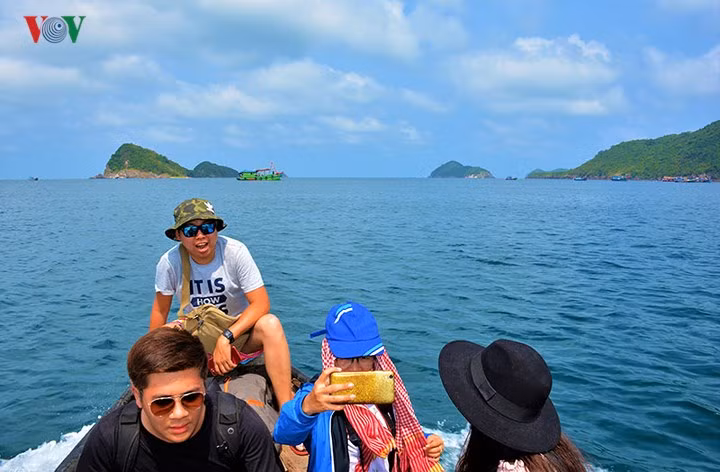 Khách du lịch có thể đi vòng quanh đảo Nam Du bằng hai phương tiện tàu hoặc xe máy.