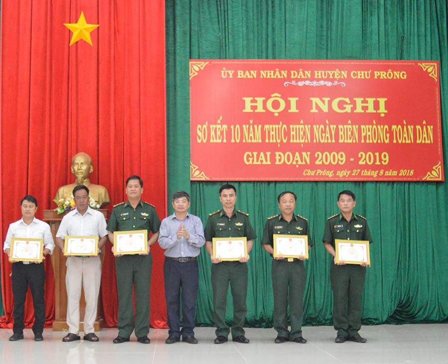 Chủ tịch UBND huyện Chư Prông tặng giấy khen cho các tập thể. Ảnh: Anh Huy Hình 0844: Quang cảnh hội nghị 