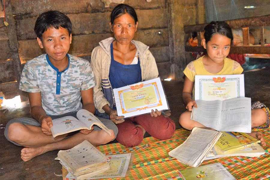  Chị Rơ Châm Veng (làng Mrông Ngó 4, xã Ia Ka, huyện Chư Pah) cùng các con. Ảnh: Đ.Y