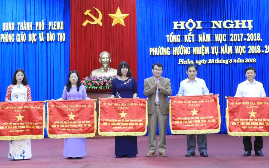Các tâp thể được nhận cờ thi đua của UBND tỉnh. Ảnh:Thanh Nhật Các tâp thể được nhận cờ thi đua của UBND tỉnh. Ảnh: Thanh Nhật