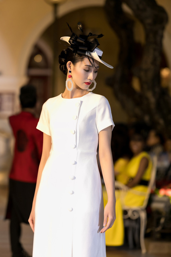 Phụ kiện mũ công nương, hoa tai to bản, clutch sang trọng cũng được đầu tư với mong muốn tạo nên tổng thể hoàn hảo cho từng set đồ. Phụ kiện mũ công nương, hoa tai to bản, clutch sang trọng cũng được đầu tư với mong muốn tạo nên tổng thể hoàn hảo cho từng set đồ.