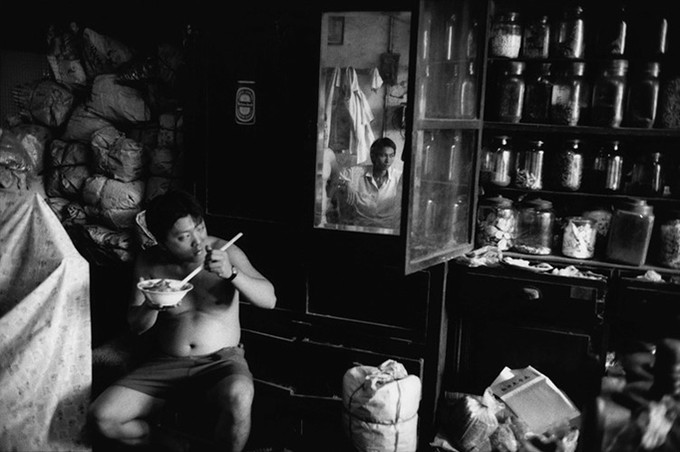  Bên trong một hiệu thuốc đông y của gia đình người Hoa ở Chợ Lớn.