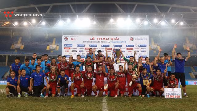 Các học trò của HLV Park Hang-seo giành Cúp VinaPhone 2018 trên sân Mỹ Đình.