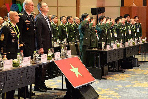 Các đại biểu thực hiện nghi lễ chào cờ tại lễ khai mạc Hội thảo Quản lý Lục quân Thái Bình Dương lần thứ 42 (PAMS-42) (Ảnh: Trung Hiếu) Các đại biểu thực hiện nghi lễ chào cờ tại lễ khai mạc Hội thảo Quản lý Lục quân Thái Bình Dương lần thứ 42 (PAMS-42) (Ảnh: Trung Hiếu)