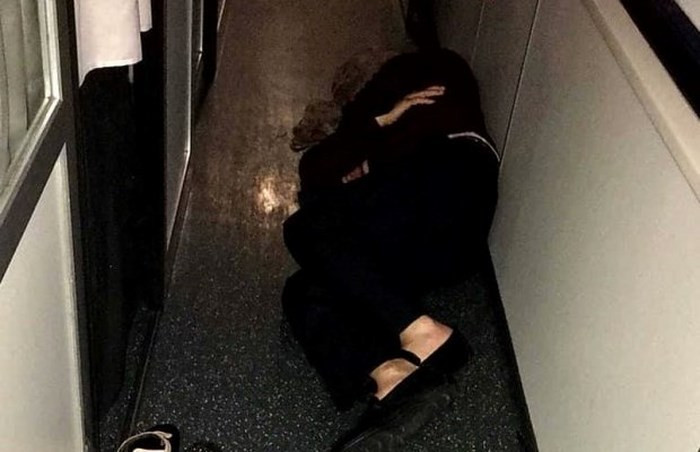 Khách phải nằm vật vờ, mệt mỏi. Ảnh: PLO.