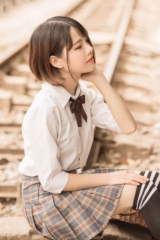  Cô khá vui khi thường xuyên nhận được lời khen ngợi vì vẻ ngoài khả ái, “xinh như búp bê”. Mái tóc ngắn càng khiến nhan sắc của cô gái này thêm phần trẻ trung, cuốn hút. Bộ ảnh nữ sinh lần này của Tuyết được nhiếp ảnh gia Kiên Ka Ka ghi lại ở Hà Nội.