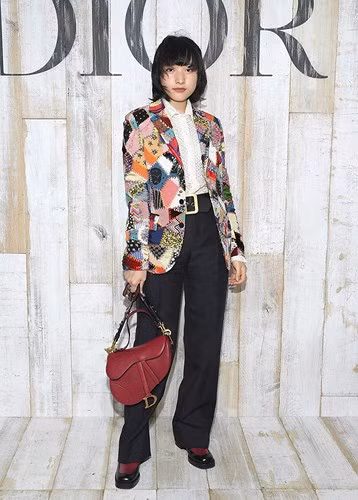 Chân dài người Hong Kong Hanna Chan mặc blazer kiểu chắp vá kèm túi xách đỏ đồng điệu với đôi giày da. 