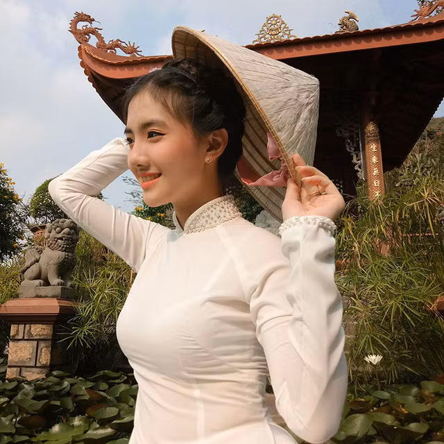 Chỉ với những bức hình chụp “góc nghiêng thần thánh”, Mỹ Kiều nhận được vô số lời khen ngợi vì quá xinh đẹp. Nữ sinh An Giang này không chọn lựa con đường học đại học như bạn bè đồng trang lứa, cô dũng cảm rẽ ngang để theo đuổi đam mê với nghề trang điểm và làm người mẫu ảnh.