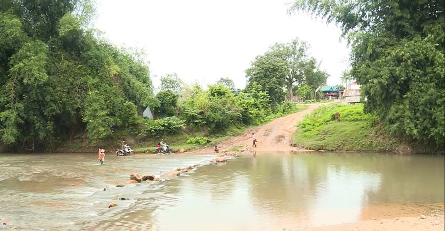  Nhiều phụ huynh phải mạo hiểm vượt suối Lơ Pơ đưa con tới trường. Ảnh: Nguyên Bình